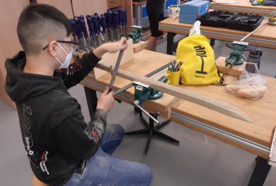 13.	Doladění ostří cvičné katany pilníkem