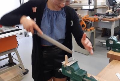 14.	Zapilování rádia nosníku při výrobě stojánku na telefon