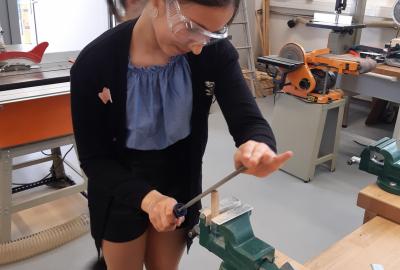 15.	Zapilování rádia nosníku při výrobě stojánku na telefon