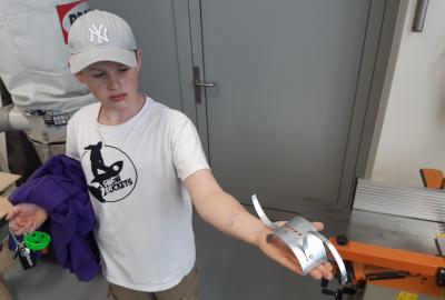 17.	Snýtovaný hliníkový dinosaurus