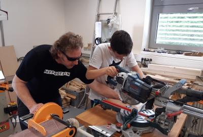 18.	Řezání na pokosové pile se zákluzem při výrobě smrkového boxu