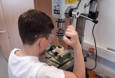 19.	Vrtání na stojanové vrtačce při výrobě smrkového boxu