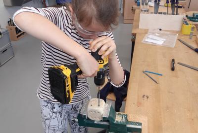 2.	Vrtání otvorů do smrkové hrací kostky pomocí aku vrtačky s 10 mm sukovníkem