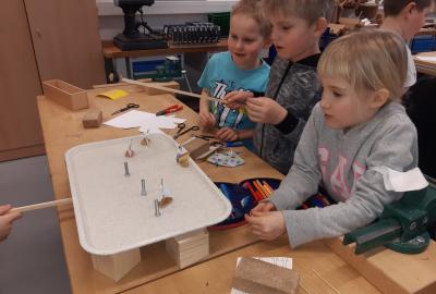 21.	Pokus s magnetickým polem procházejícím tekutinou