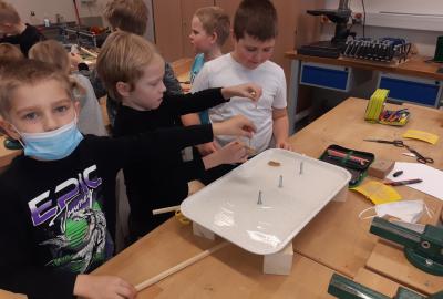 22.	Pokus s magnetickým polem procházejícím tekutinou