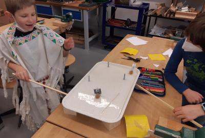 23.	Pokus s magnetickým polem procházejícím tekutinou