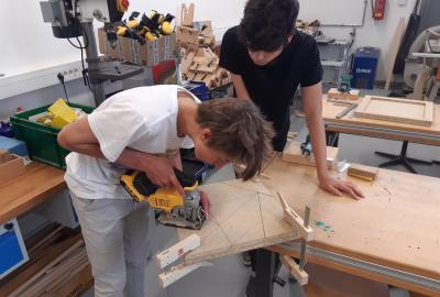 24.	Řezání ruční přímočarou pilou při výrobě puzzle