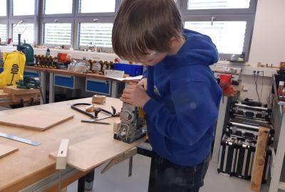 26.	Řezání ruční přímočarou pilou při výrobě překližkového boxu