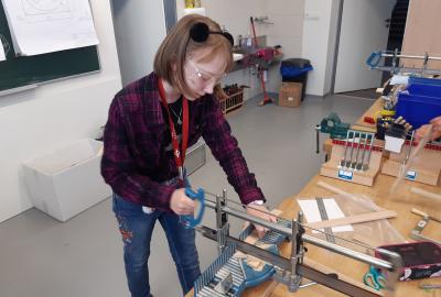 29.	Řezání pomocí ruční rámové pily s vedením