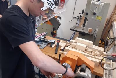 30.	Broušení jasanové rukojeti pomocí soustruhu na dřevo