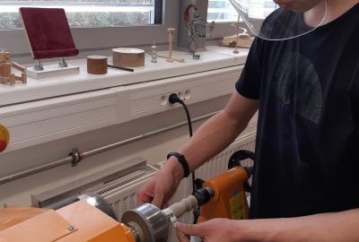 31.	Broušení jasanové rukojeti pomocí soustruhu na dřevo