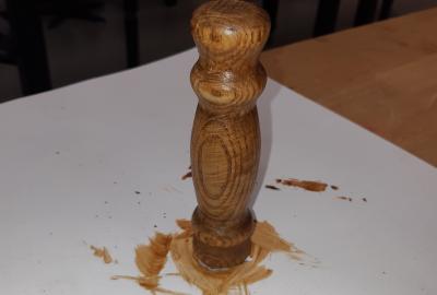 32.	Povrchová úprava jasanové rukojeti lazurou