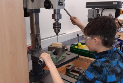 33.	Přesně kolmé vrtání na stojanové vrtačce