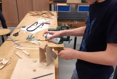 4.	Lepení robotické ruky vteřinovým lepidlem s aktivátorem vytvrzení