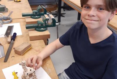 42.	Malá žirafka z obchodu a velká z naší dílny