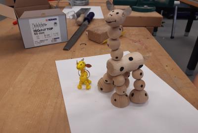 43.	Malá žirafka z obchodu a velká z naší dílny