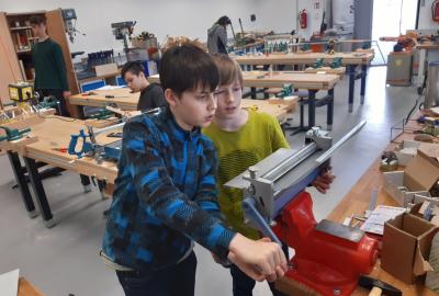 7.	Zakroužení hliníkového plechu při výrobě tubusu na diplom