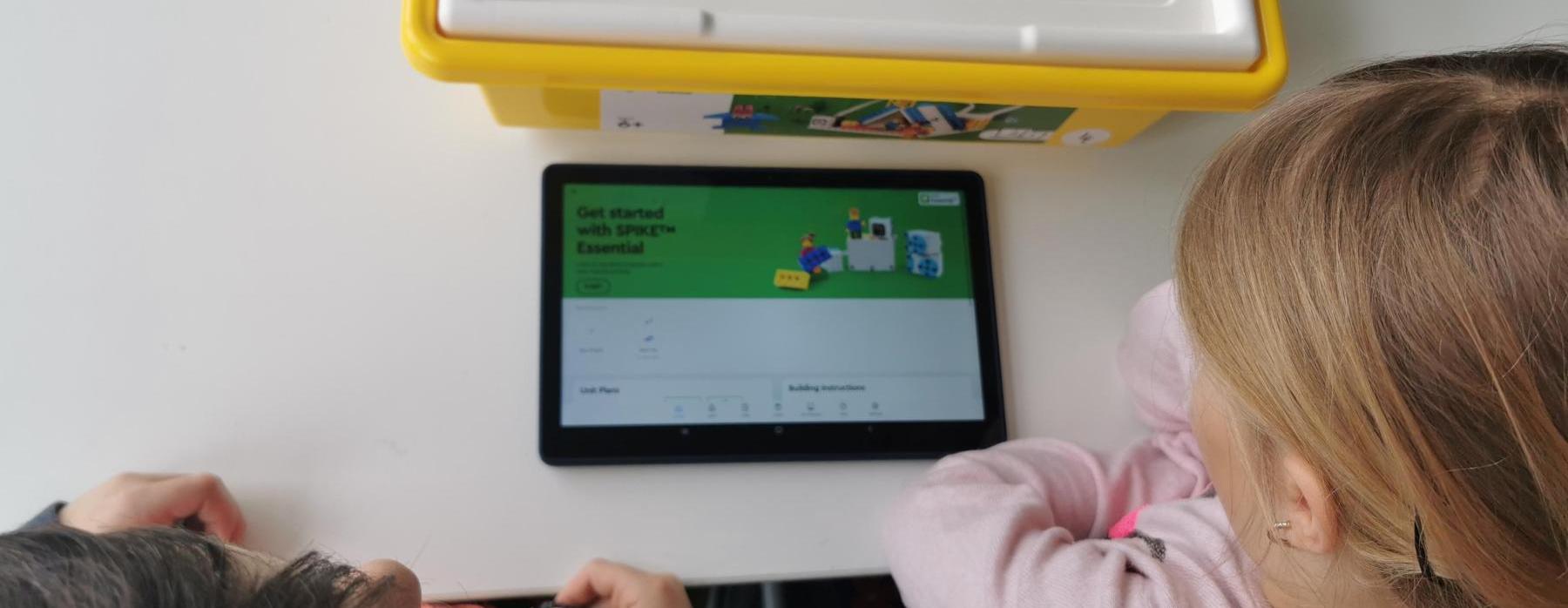 Stavebnicové kostky, tablet aneb dobrodružství nečeká (2. B)