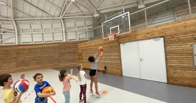 Tělocvik - basket a přeskok přes kozu