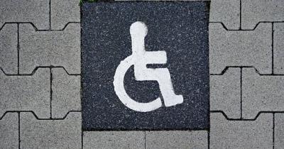 Upozornění - parkovací místo vyhrazené pro invalidy