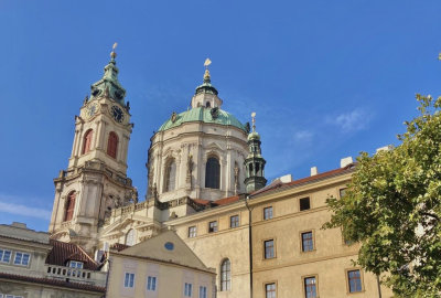 pohled na chrám sv. Mikuláše z Malostranského náměstí