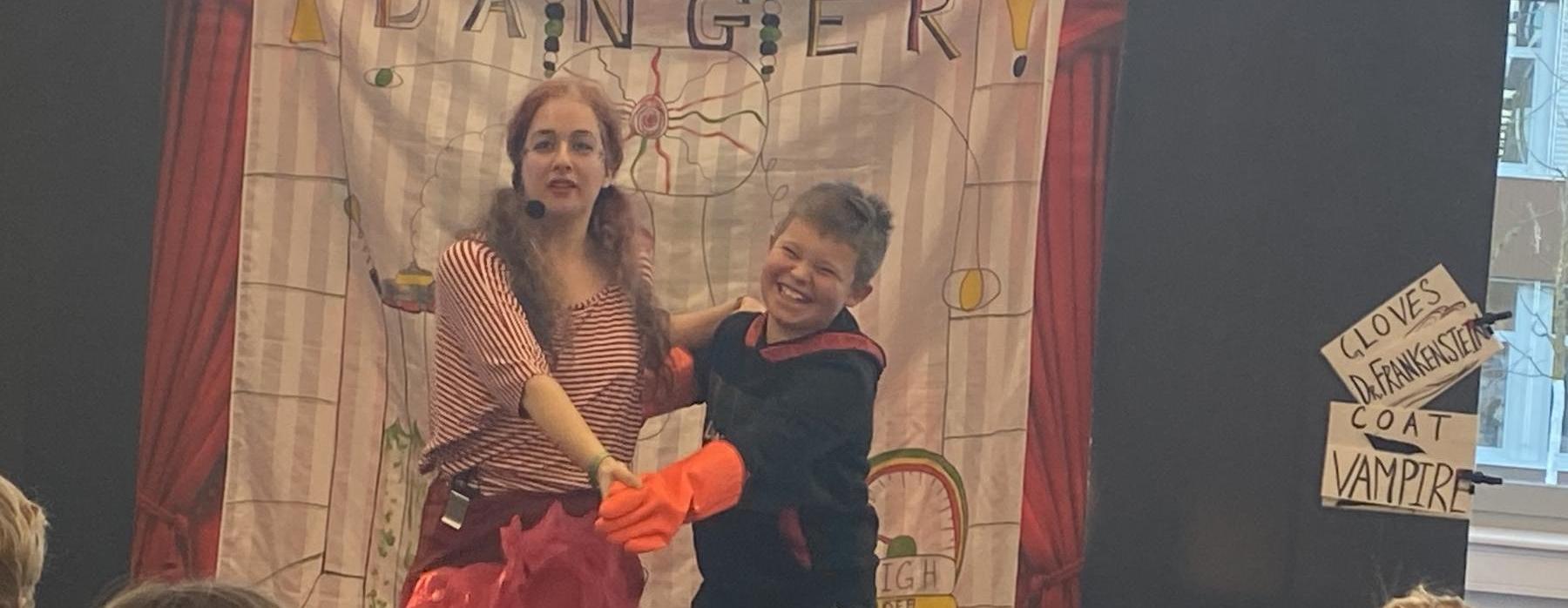 Anglické divadlo + setkání se spisovatelkou M. Fišarovou