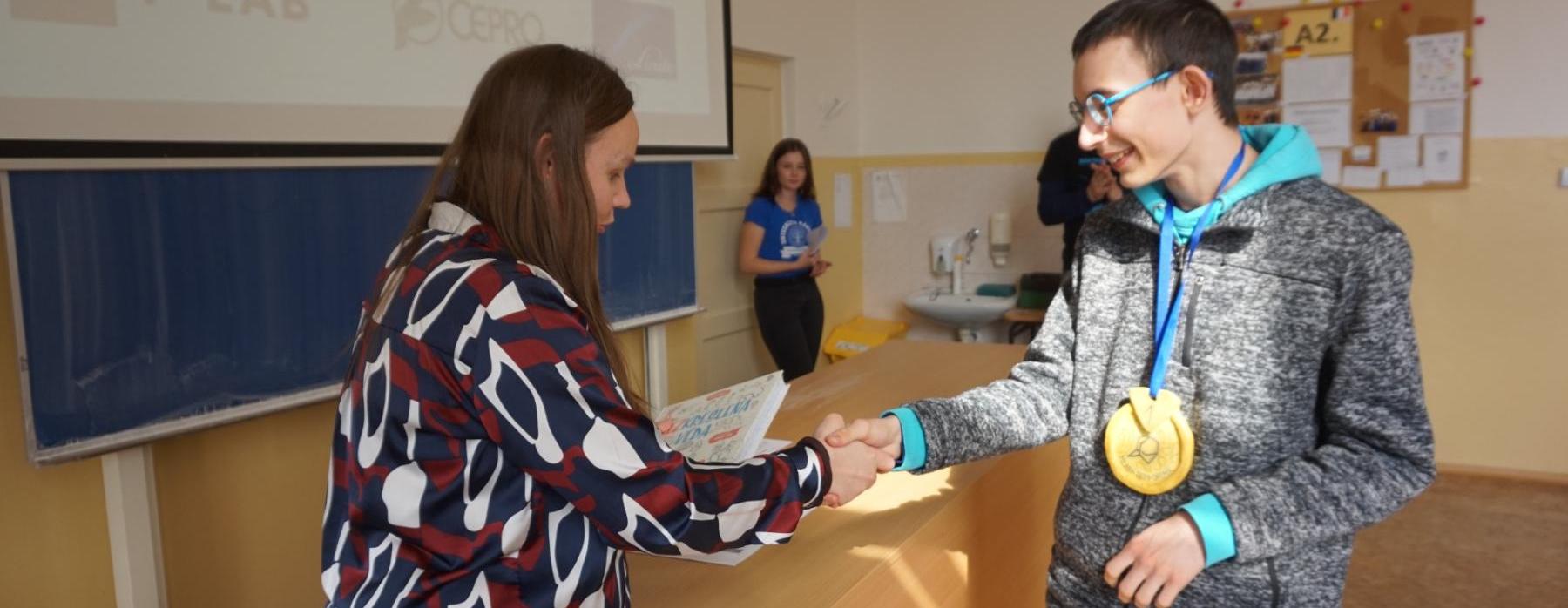 Jakub Záhlava (9. B) postoupil do celostátního kola soutěže Hledáme nejlepšího Mladého chemika ČR