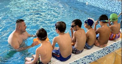 Druháci začali s plaváním