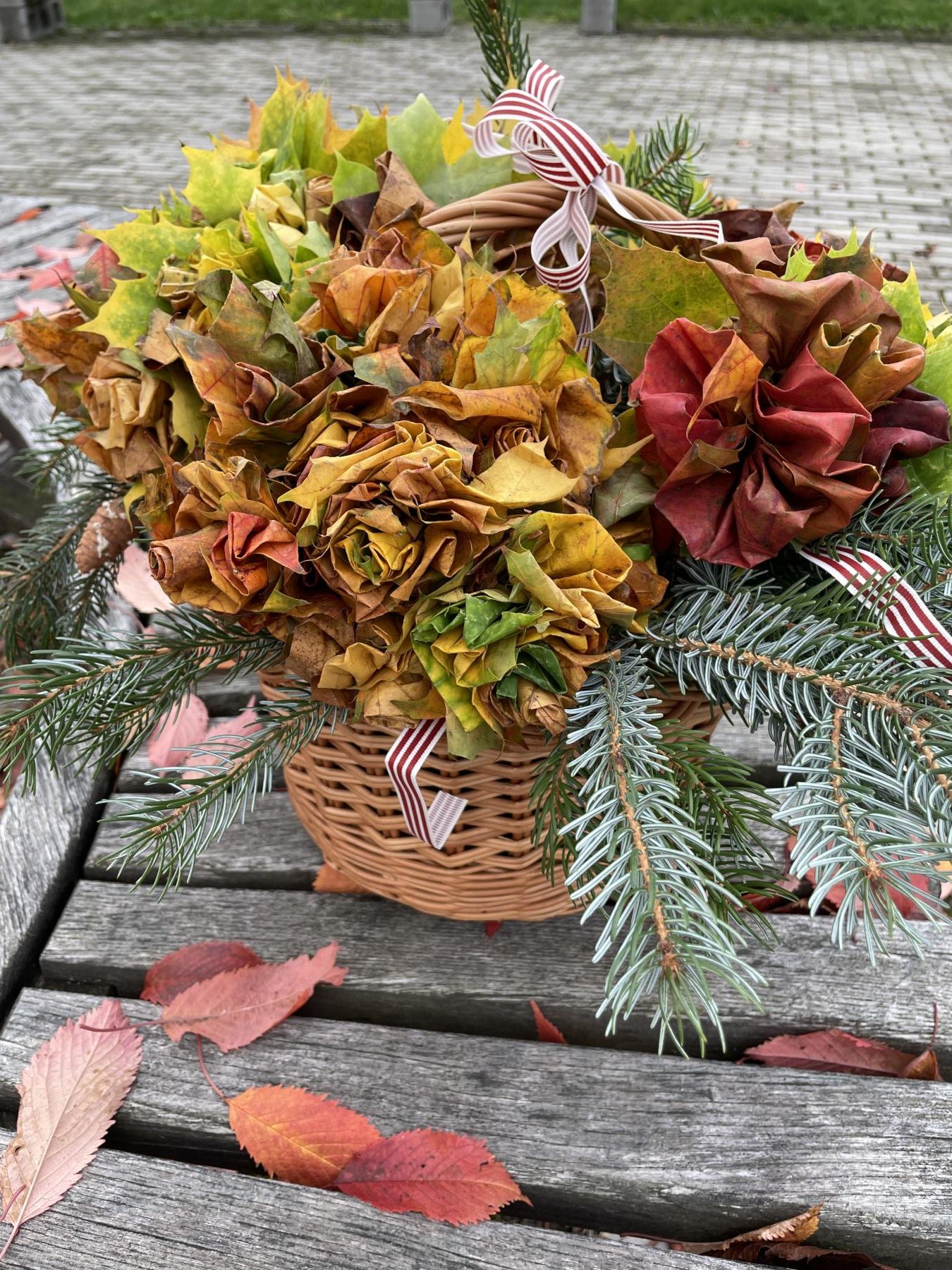 Člověk a práce - netradiční materiály v tvoření (6.B)