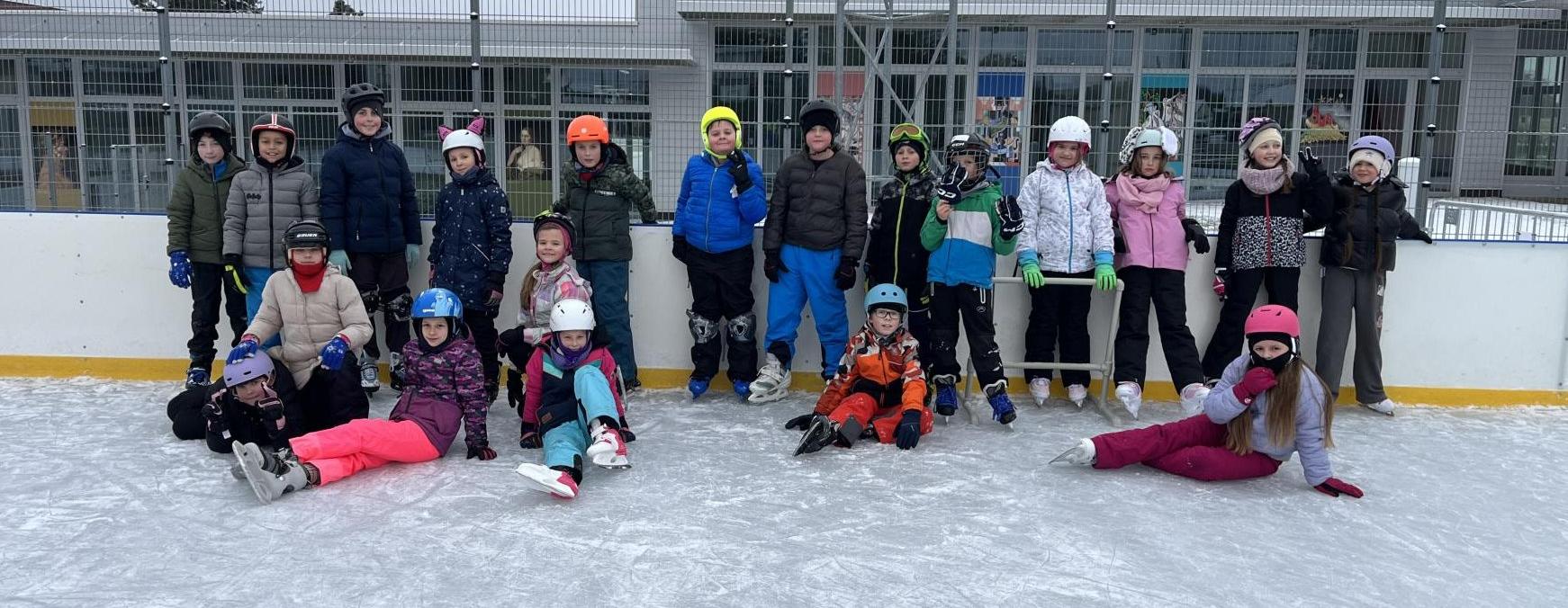 Bruslení na kluzišti u naší školy: Zábava i bezpečnost na prvním místě