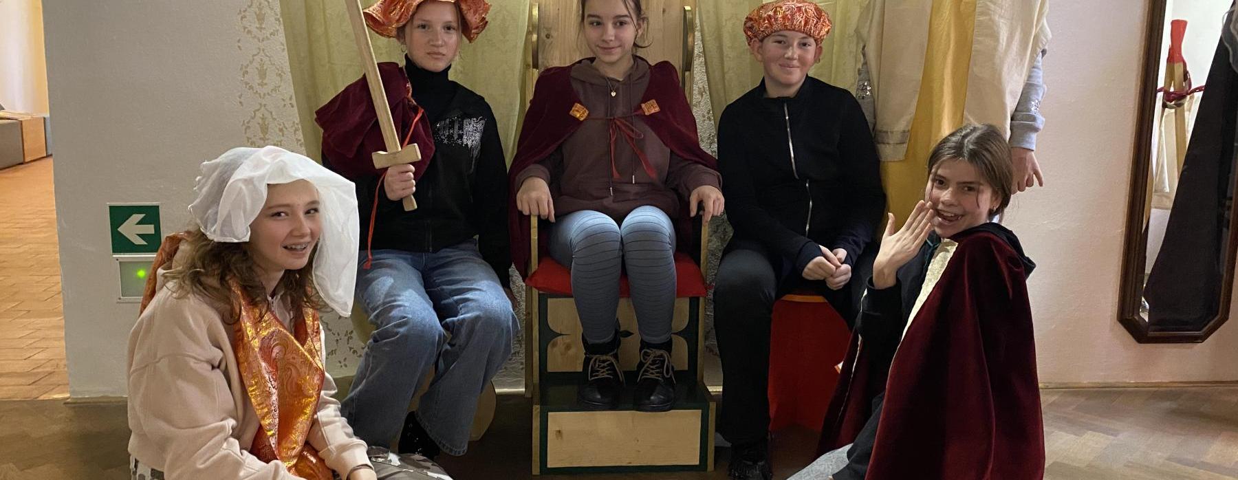 7. A vyrazila za tajemným předmětem do domu U Zlatého prstenu