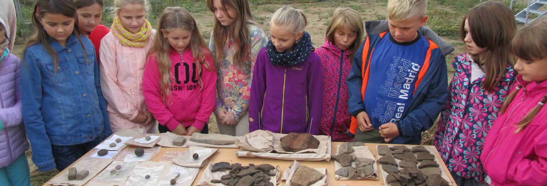 Děti navštívily archeology na staveništi budoucí sportovní haly