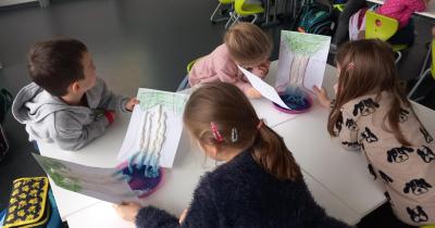 Stromy a malí badatelé.