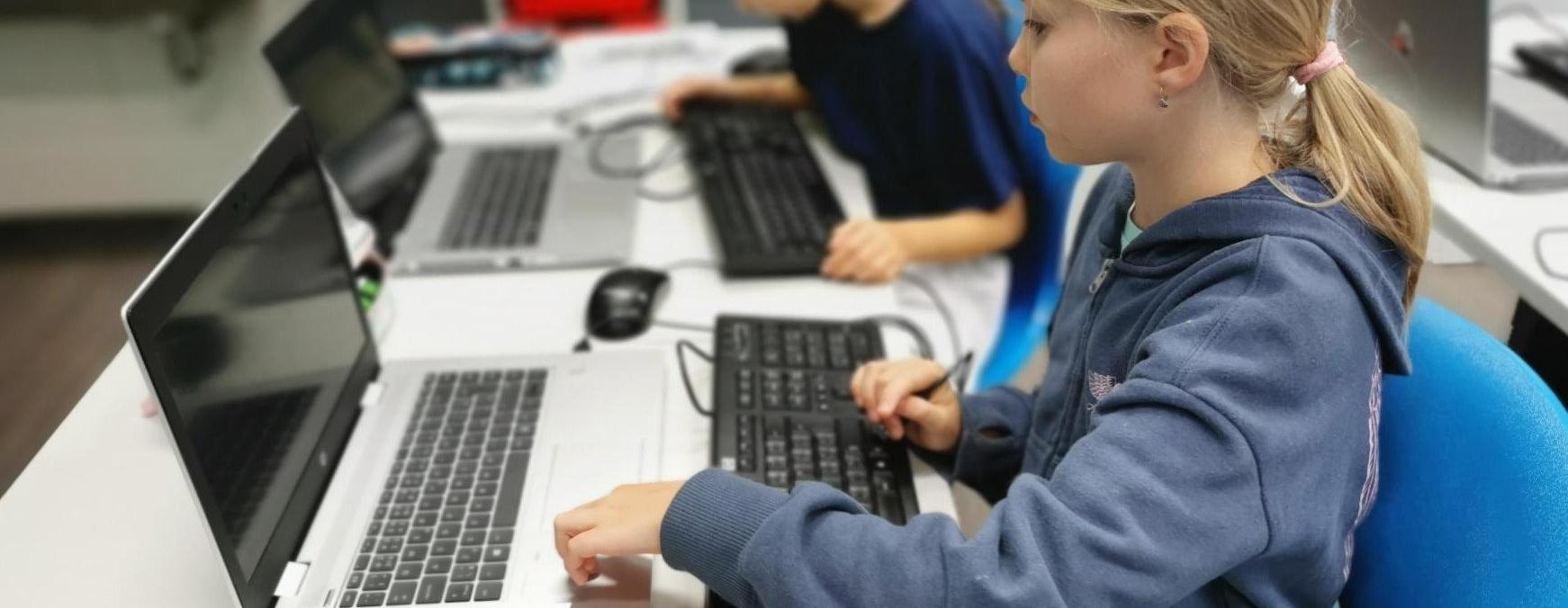 4. B už má své e-mailové adresy