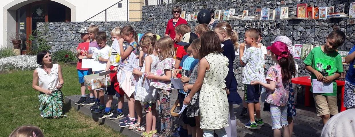 Pasování na čtenáře ve venkovní knihovně
